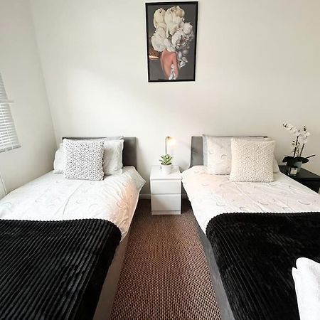 3 Bedroom House With Free Parking 채텀 외부 사진