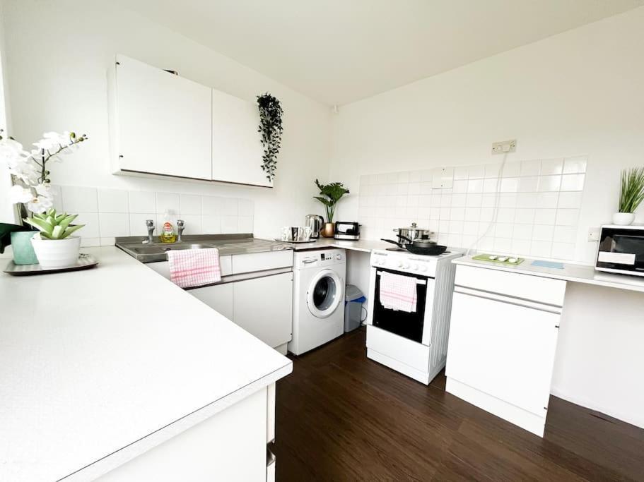 3 Bedroom House With Free Parking 채텀 외부 사진