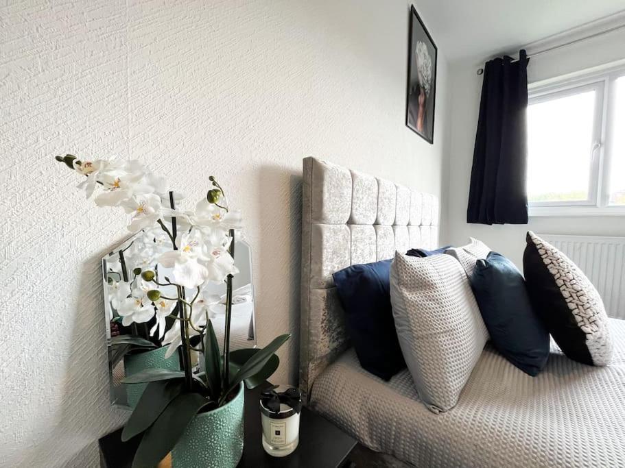 3 Bedroom House With Free Parking 채텀 외부 사진