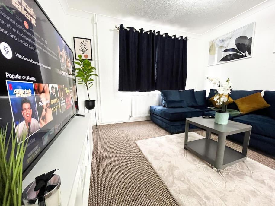 3 Bedroom House With Free Parking 채텀 외부 사진