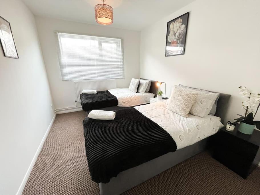 3 Bedroom House With Free Parking 채텀 외부 사진
