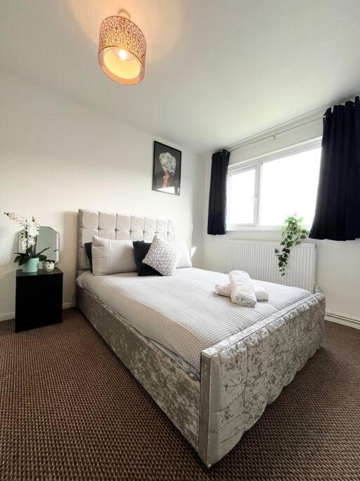 3 Bedroom House With Free Parking 채텀 외부 사진