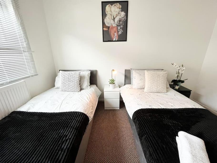 3 Bedroom House With Free Parking 채텀 외부 사진
