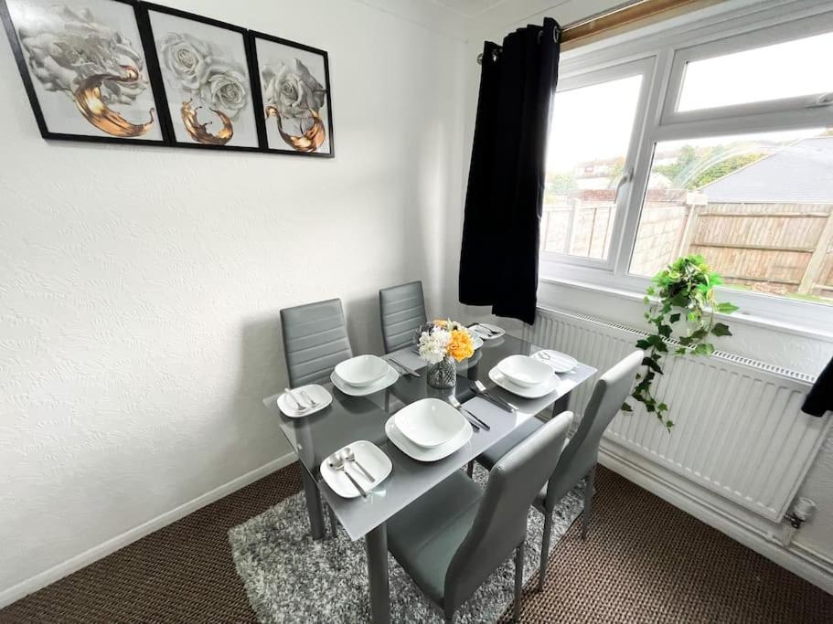 3 Bedroom House With Free Parking 채텀 외부 사진